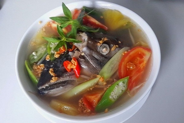 Bí quyết nấu canh chua đầu cá hồi ăn rồi mê ngay!
